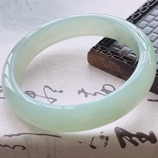 【😊天然A货翡翠糯化种晴绿宽条玉手镯,水润秀丽,晴绿优雅,种水十足,视觉甜美可人,恰到好处的美,十分高雅耐看,条形优美,上手优雅大方,55-56圈口可佩戴。尺寸55.8*12.5*7mm,重量:48.00g。】图1