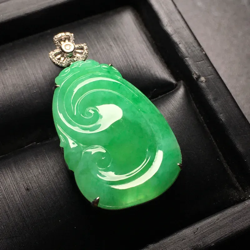阳绿如意翡翠吊坠，种老水润，色泽鲜艳，饱满厚装，裸石尺寸：27.7*19*3.2整体尺寸：35.5*19.2*5.8
