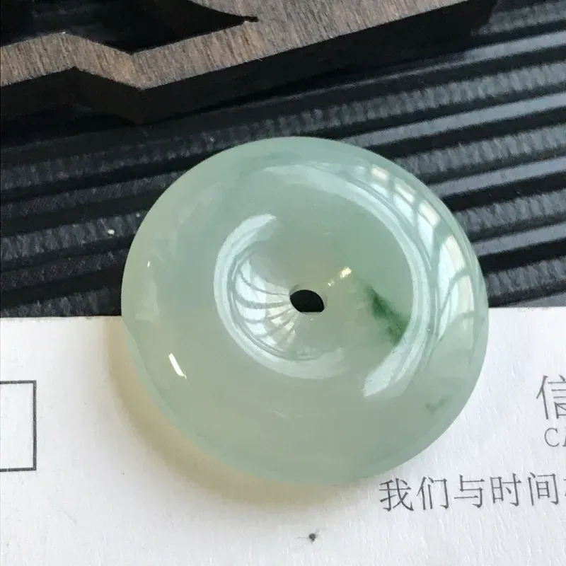 【编号:605,翡翠A货,飘花平安扣吊坠,尺寸:23.6*5.7mm】图1