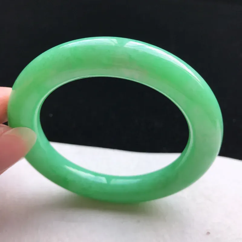 【圆条:56.3。老坑细糯种满绿手镯。尺寸:56.3*11.2mm。天然翡翠A货。玉质细腻,佩戴清秀优雅。】图3
