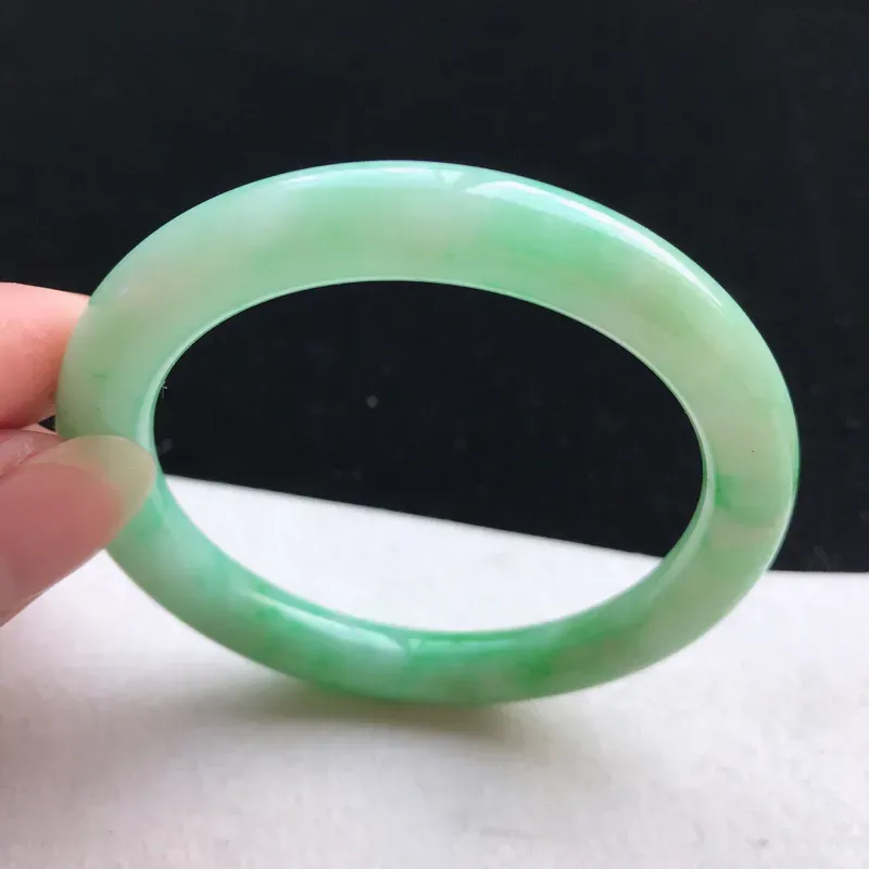 【圆条:54.3。老坑细糯种飘绿手镯。尺寸:54.3*8.8mm。天然翡翠A货。玉质细腻,佩戴清秀优雅。】图3