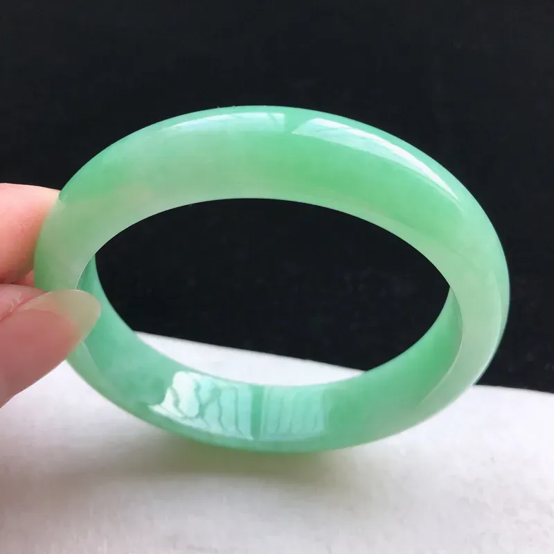 【正圈:56。老坑细糯种满绿手镯。尺寸:56*13*7.5mm。天然翡翠A货。玉质细腻,佩戴清秀优雅。】图4