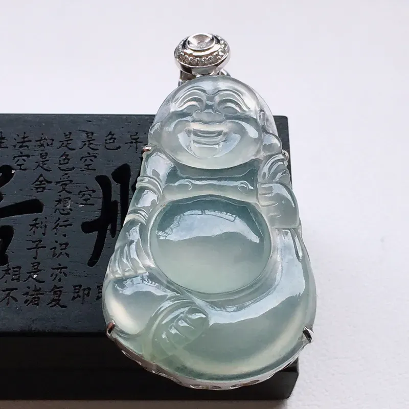 【精品翡翠18k镶嵌伴钻佛公吊坠,玉质莹润,佩戴效果更美,尺寸:整体尺寸:41.2*21*9MM,裸石尺寸:34.2*21*4.7MM,整体货品质量:7.7g】图1