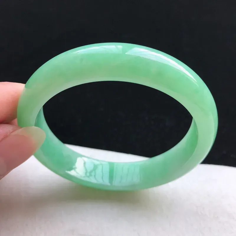 【正圈:56。老坑细糯种满绿手镯。尺寸:56*13*7.5mm。天然翡翠A货。玉质细腻,佩戴清秀优雅。】图3