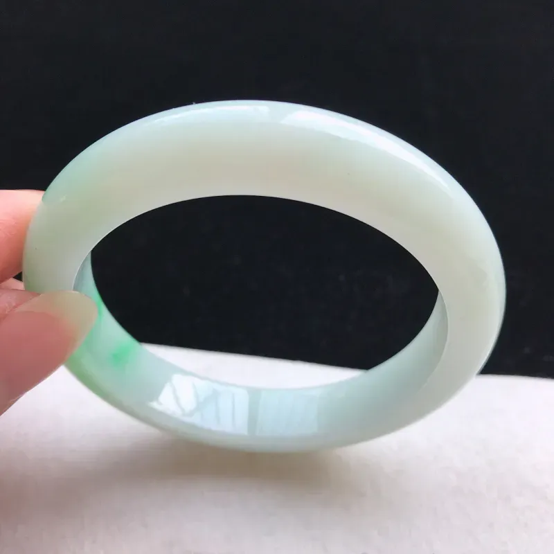 【正圈:55。老坑细糯种飘绿手镯。尺寸:55*11.6*8.8mm。天然翡翠A货。玉质细腻,佩戴清秀优雅。】图2