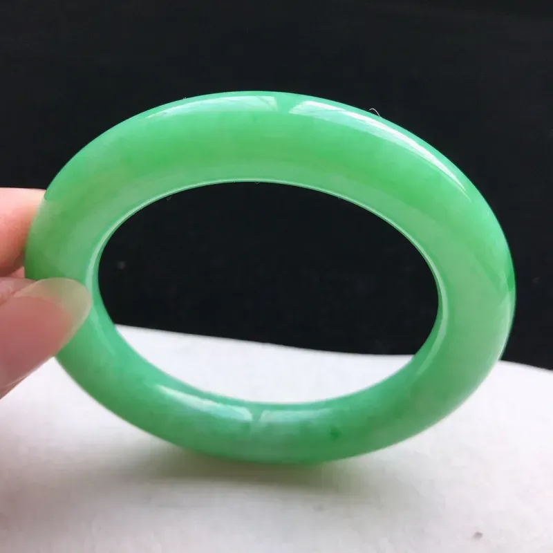 【圆条:56.3。老坑细糯种满绿手镯。尺寸:56.3*11.2mm。天然翡翠A货。玉质细腻,佩戴清秀优雅。】图4