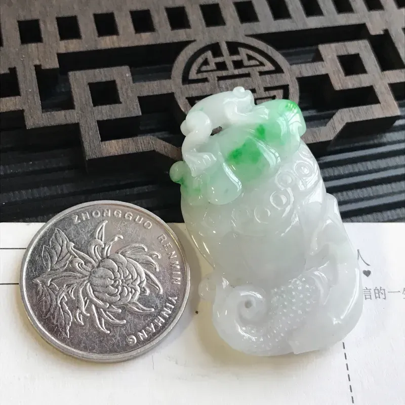【编号:605,翡翠A货,飘绿母子连心吊坠,尺寸:41.5*24.2*9.4mm】图9