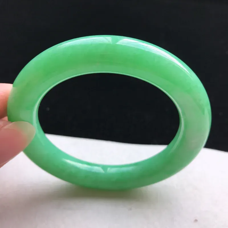 【圆条:56.3。老坑细糯种满绿手镯。尺寸:56.3*11.2mm。天然翡翠A货。玉质细腻,佩戴清秀优雅。】图2