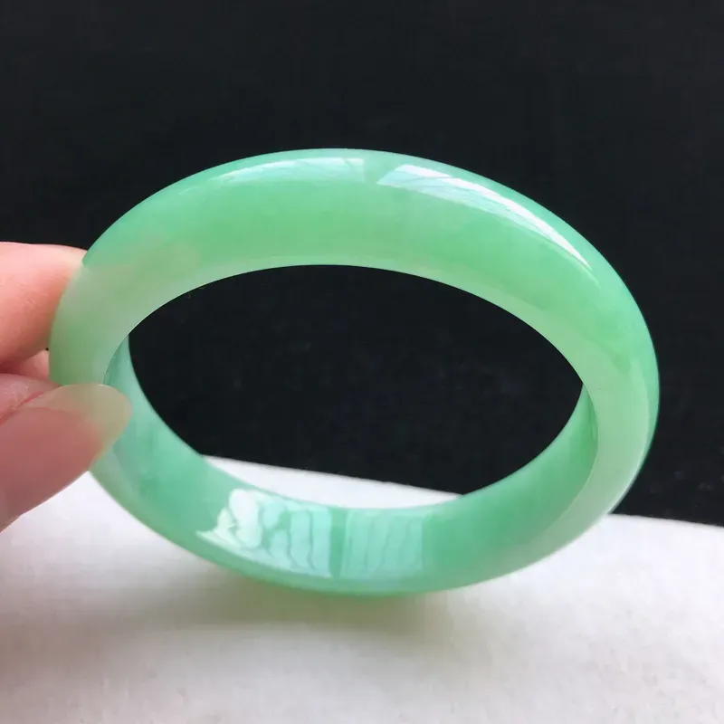 【正圈:56。老坑细糯种满绿手镯。尺寸:56*13*7.5mm。天然翡翠A货。玉质细腻,佩戴清秀优雅。】图1