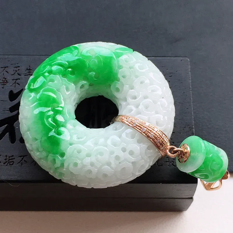 【精品翡翠18k镶嵌伴钻雕花玉扣吊坠,玉质莹润,佩戴效果更美,有辟纹不影响佩戴,尺寸:整体尺寸:45.1*28.2*9.1MM,裸石尺寸:28.2*9.1MM,整体货品质量:14.2g】图3