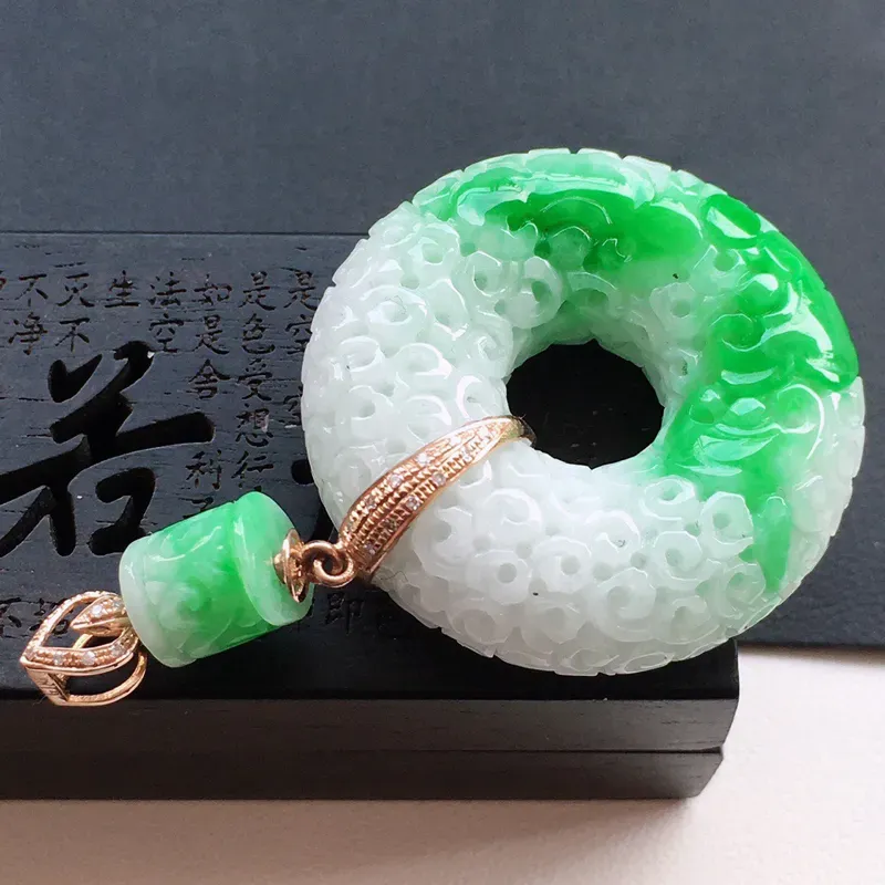 【精品翡翠18k镶嵌伴钻雕花玉扣吊坠,玉质莹润,佩戴效果更美,有辟纹不影响佩戴,尺寸:整体尺寸:45.1*28.2*9.1MM,裸石尺寸:28.2*9.1MM,整体货品质量:14.2g】图4