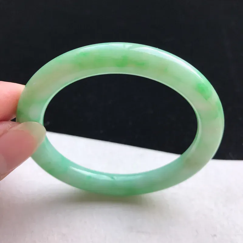 【圆条:54.3。老坑细糯种飘绿手镯。尺寸:54.3*8.8mm。天然翡翠A货。玉质细腻,佩戴清秀优雅。】图5