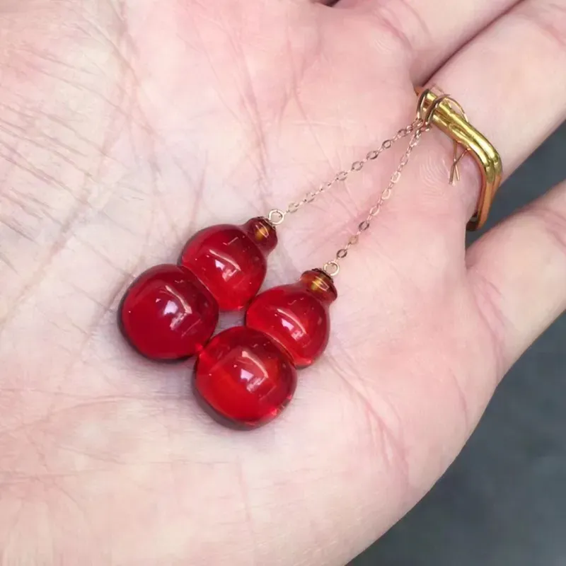 【天然缅甸琥珀,精品玻璃种樱桃红福禄耳坠,18k真金镶嵌,品质好,🈚️杂裂冰🈚️瑕疵,颜色红润光泽,形精致漂亮,佩戴美腻了,规格21/11/8mm,重2.3克】图1