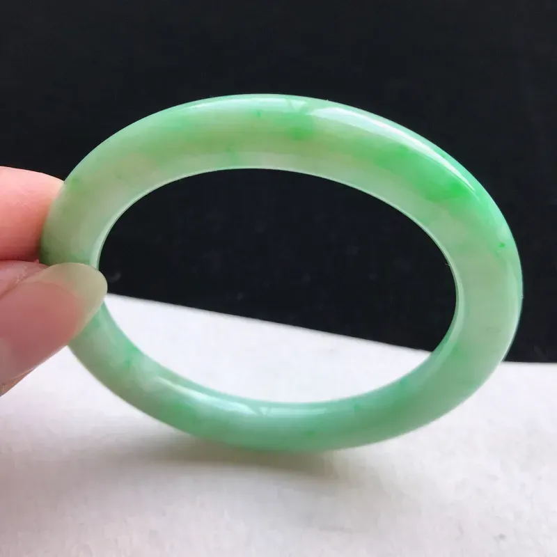 【圆条:54.3。老坑细糯种飘绿手镯。尺寸:54.3*8.8mm。天然翡翠A货。玉质细腻,佩戴清秀优雅。】图7