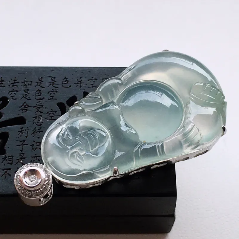 【精品翡翠18k镶嵌伴钻佛公吊坠,玉质莹润,佩戴效果更美,尺寸:整体尺寸:41.2*21*9MM,裸石尺寸:34.2*21*4.7MM,整体货品质量:7.7g】图4