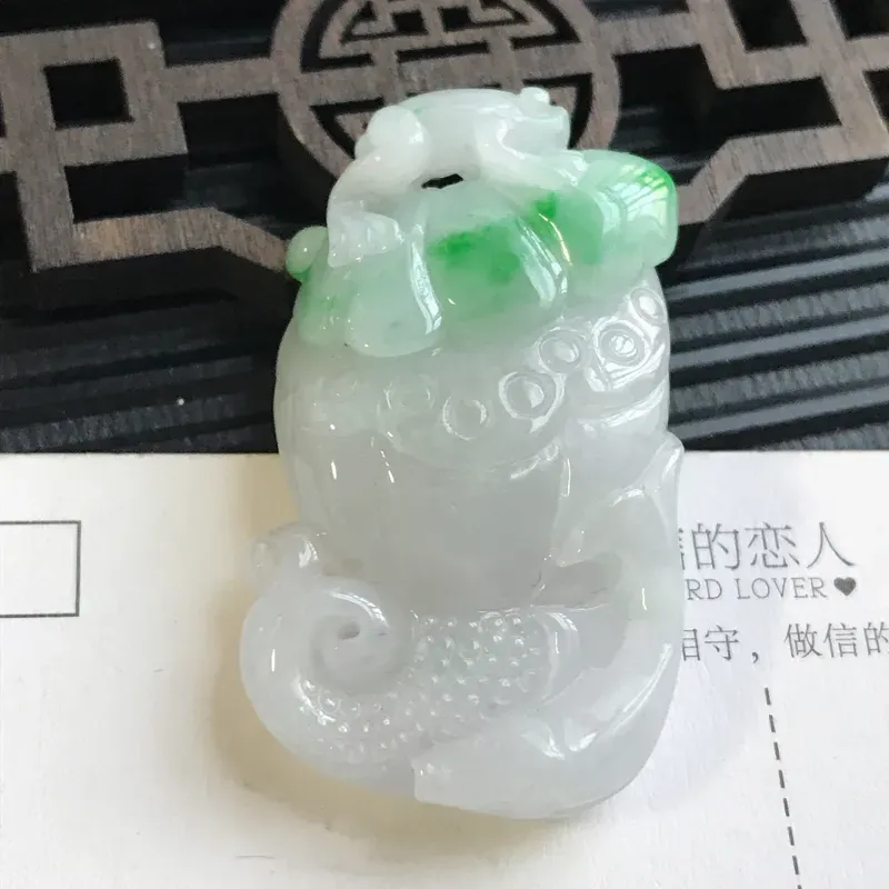【编号:605,翡翠A货,飘绿母子连心吊坠,尺寸:41.5*24.2*9.4mm】图5