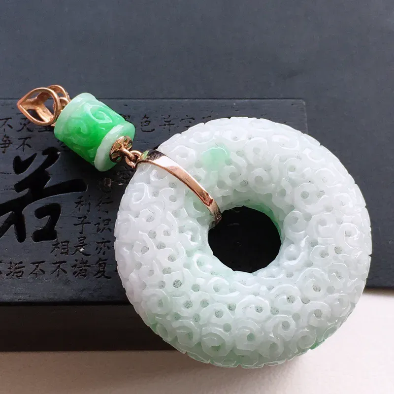 【精品翡翠18k镶嵌伴钻雕花玉扣吊坠,玉质莹润,佩戴效果更美,有辟纹不影响佩戴,尺寸:整体尺寸:45.1*28.2*9.1MM,裸石尺寸:28.2*9.1MM,整体货品质量:14.2g】图5