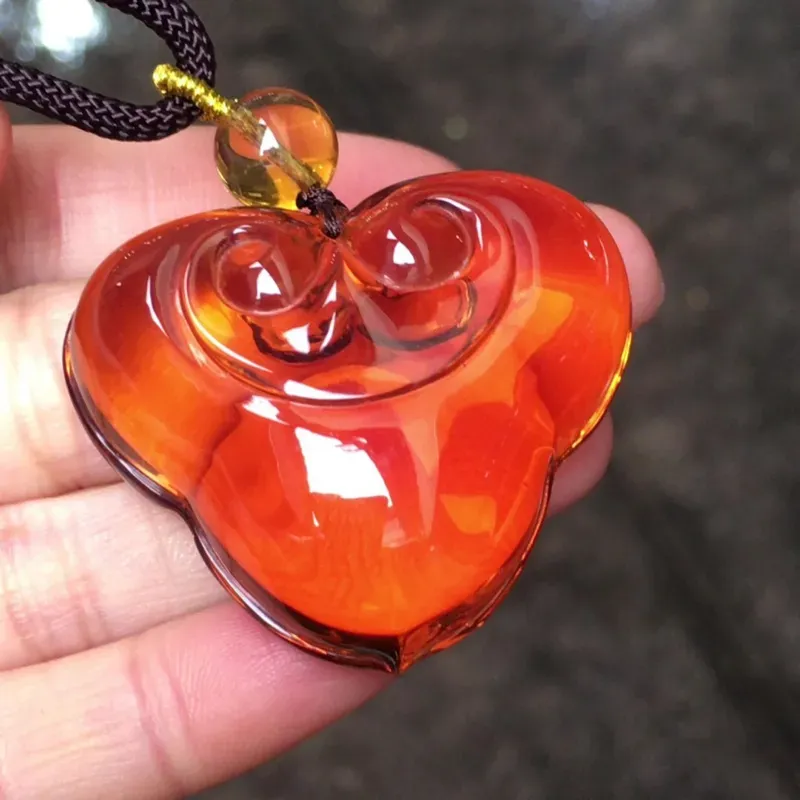 【天然缅甸琥珀精品血茶心形如意锁吊坠,🈚️杂裂冰🈚️瑕疵,形精致饱满,颜色红润,净水玻璃底,规格40/33/18mm/,除绳重15克】图1