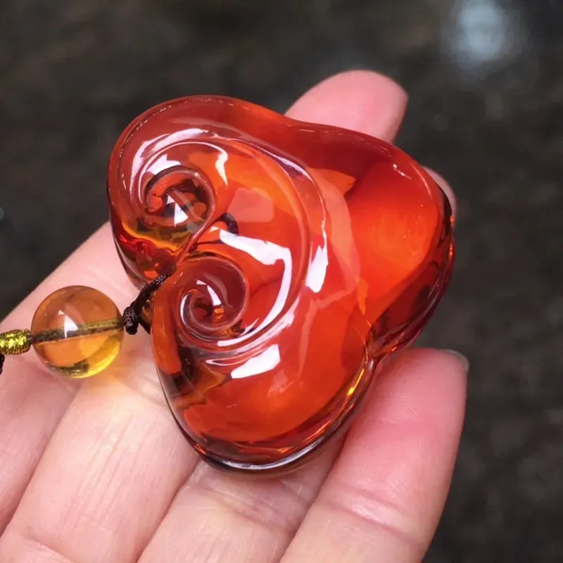 【天然缅甸琥珀精品血茶心形如意锁吊坠,🈚️杂裂冰🈚️瑕疵,形精致饱满,颜色红润,净水玻璃底,规格40/33/18mm/,除绳重15克】图3
