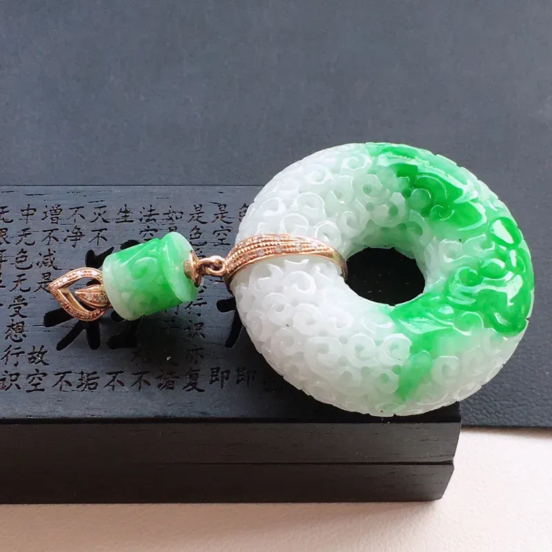 【精品翡翠18k镶嵌伴钻雕花玉扣吊坠,玉质莹润,佩戴效果更美,有辟纹不影响佩戴,尺寸:整体尺寸:45.1*28.2*9.1MM,裸石尺寸:28.2*9.1MM,整体货品质量:14.2g】图6
