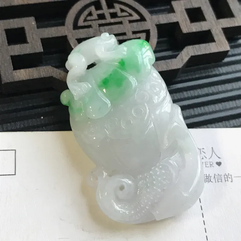 【编号:605,翡翠A货,飘绿母子连心吊坠,尺寸:41.5*24.2*9.4mm】图2