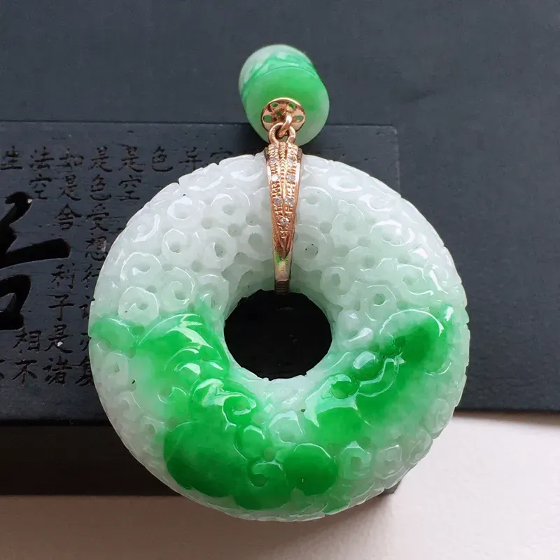 【精品翡翠18k镶嵌伴钻雕花玉扣吊坠,玉质莹润,佩戴效果更美,有辟纹不影响佩戴,尺寸:整体尺寸:45.1*28.2*9.1MM,裸石尺寸:28.2*9.1MM,整体货品质量:14.2g】图1