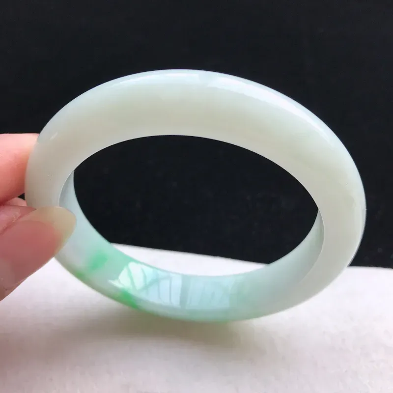 【正圈:55。老坑细糯种飘绿手镯。尺寸:55*11.6*8.8mm。天然翡翠A货。玉质细腻,佩戴清秀优雅。】图6