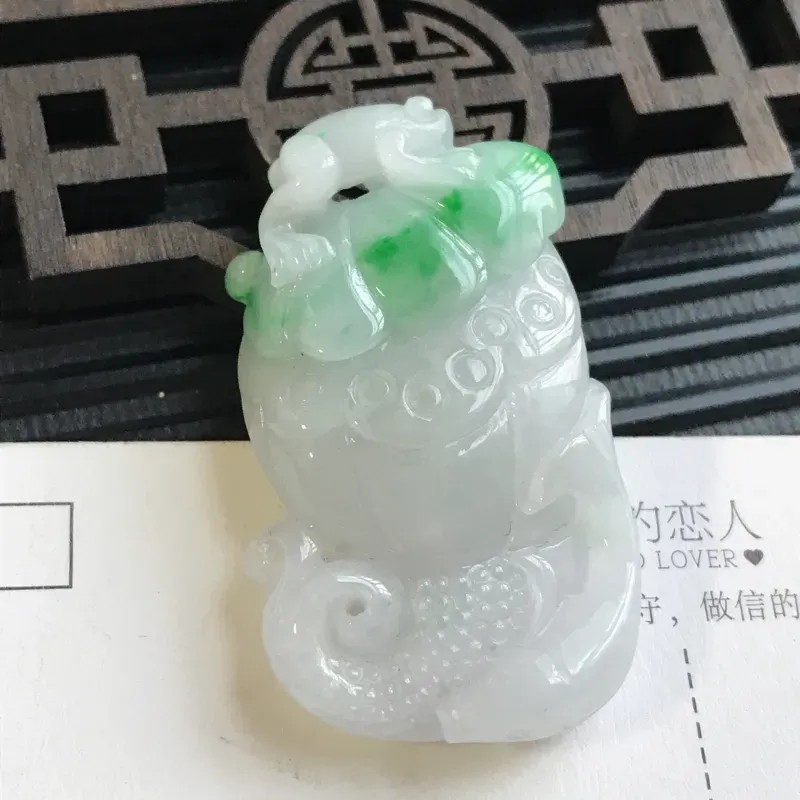 【编号:605,翡翠A货,飘绿母子连心吊坠,尺寸:41.5*24.2*9.4mm】图3