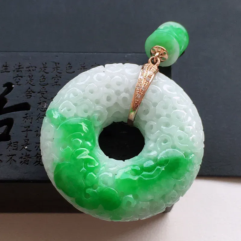 【精品翡翠18k镶嵌伴钻雕花玉扣吊坠,玉质莹润,佩戴效果更美,有辟纹不影响佩戴,尺寸:整体尺寸:45.1*28.2*9.1MM,裸石尺寸:28.2*9.1MM,整体货品质量:14.2g】图2