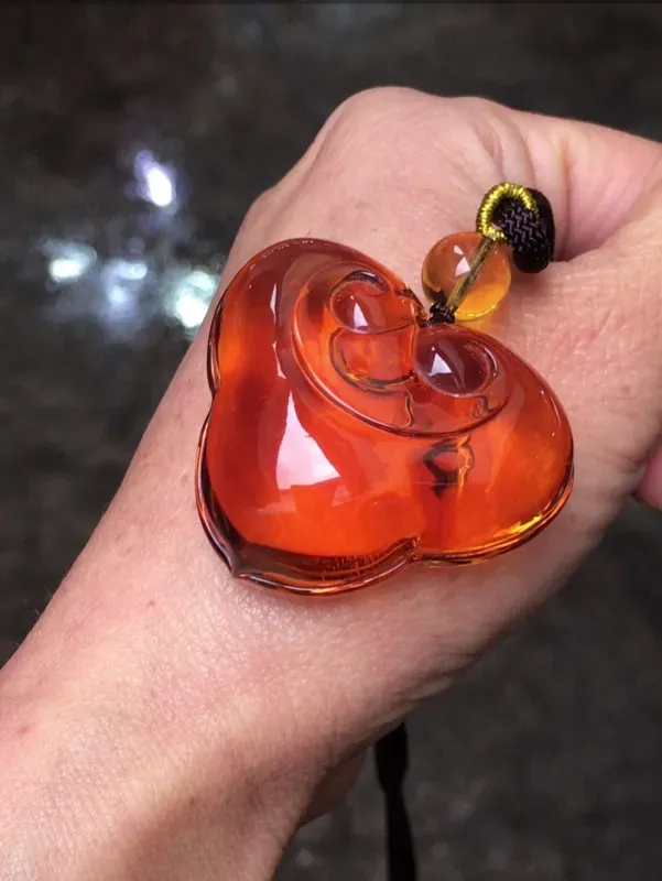 【天然缅甸琥珀精品血茶心形如意锁吊坠,🈚️杂裂冰🈚️瑕疵,形精致饱满,颜色红润,净水玻璃底,规格40/33/18mm/,除绳重15克】图2