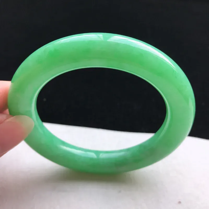 【圆条:56.3。老坑细糯种满绿手镯。尺寸:56.3*11.2mm。天然翡翠A货。玉质细腻,佩戴清秀优雅。】图1