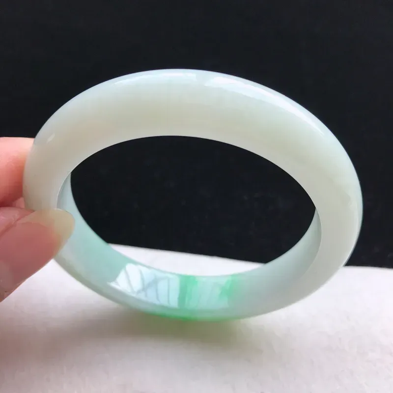 【正圈:55。老坑细糯种飘绿手镯。尺寸:55*11.6*8.8mm。天然翡翠A货。玉质细腻,佩戴清秀优雅。】图3