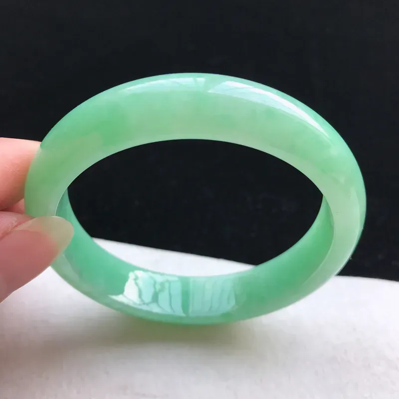 【正圈:56。老坑细糯种满绿手镯。尺寸:56*13*7.5mm。天然翡翠A货。玉质细腻,佩戴清秀优雅。】图5