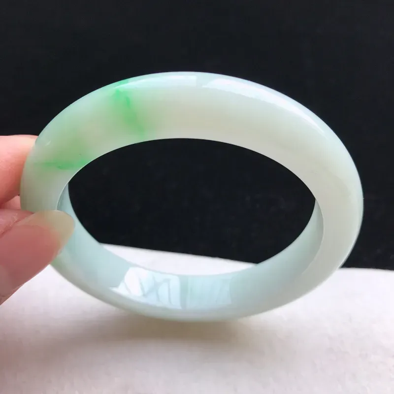 【正圈:55。老坑细糯种飘绿手镯。尺寸:55*11.6*8.8mm。天然翡翠A货。玉质细腻,佩戴清秀优雅。】图5