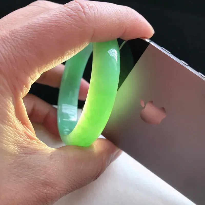 【正圈:56。老坑细糯种满绿手镯。尺寸:56*13*7.5mm。天然翡翠A货。玉质细腻,佩戴清秀优雅。】图8