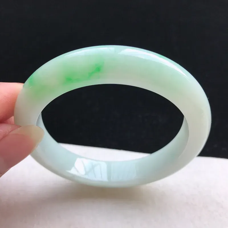 【正圈:55。老坑细糯种飘绿手镯。尺寸:55*11.6*8.8mm。天然翡翠A货。玉质细腻,佩戴清秀优雅。】图1