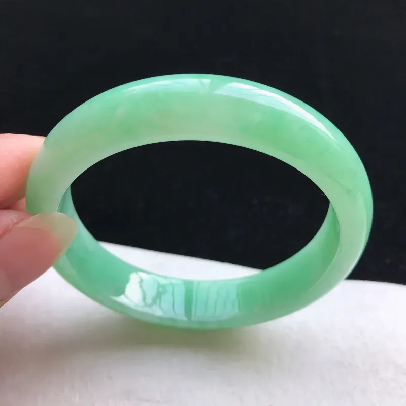 【正圈:56。老坑细糯种满绿手镯。尺寸:56*13*7.5mm。天然翡翠A货。玉质细腻,佩戴清秀优雅。】图6