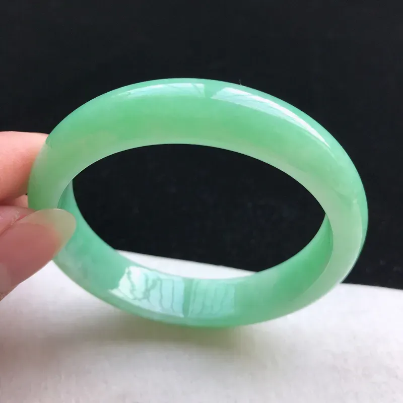 【正圈:56。老坑细糯种满绿手镯。尺寸:56*13*7.5mm。天然翡翠A货。玉质细腻,佩戴清秀优雅。】图2