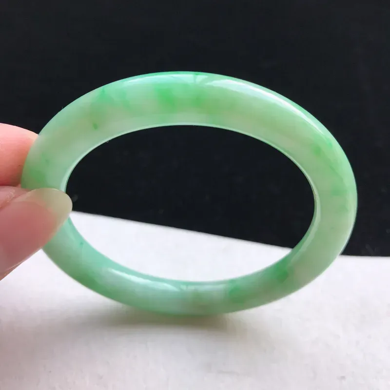 【圆条:54.3。老坑细糯种飘绿手镯。尺寸:54.3*8.8mm。天然翡翠A货。玉质细腻,佩戴清秀优雅。】图4