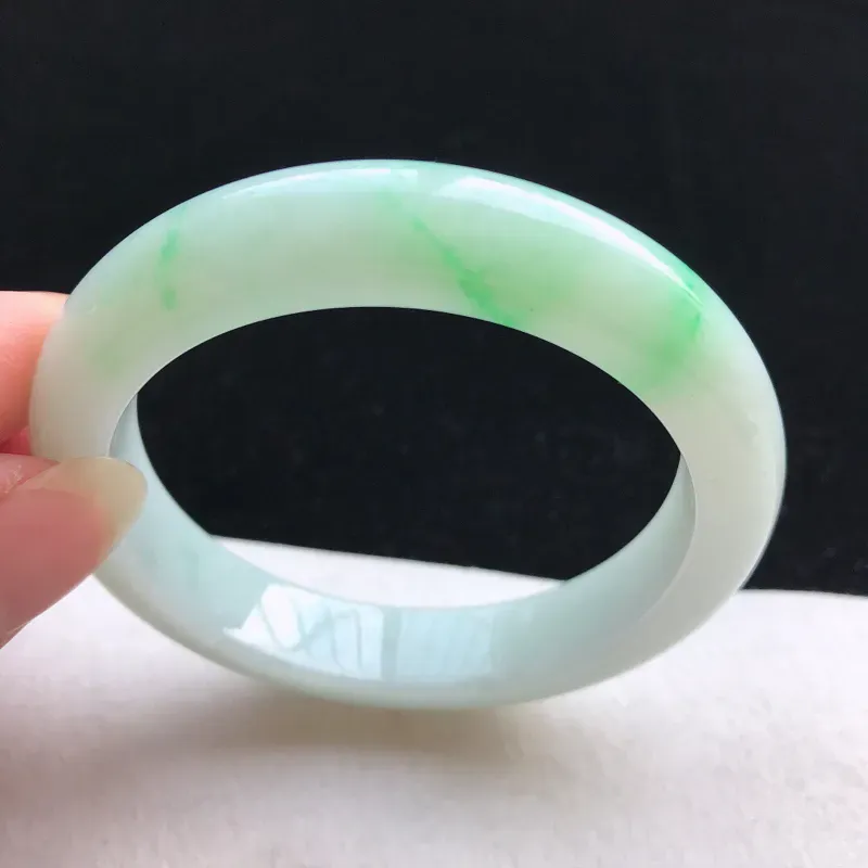 【正圈:55。老坑细糯种飘绿手镯。尺寸:55*11.6*8.8mm。天然翡翠A货。玉质细腻,佩戴清秀优雅。】图4
