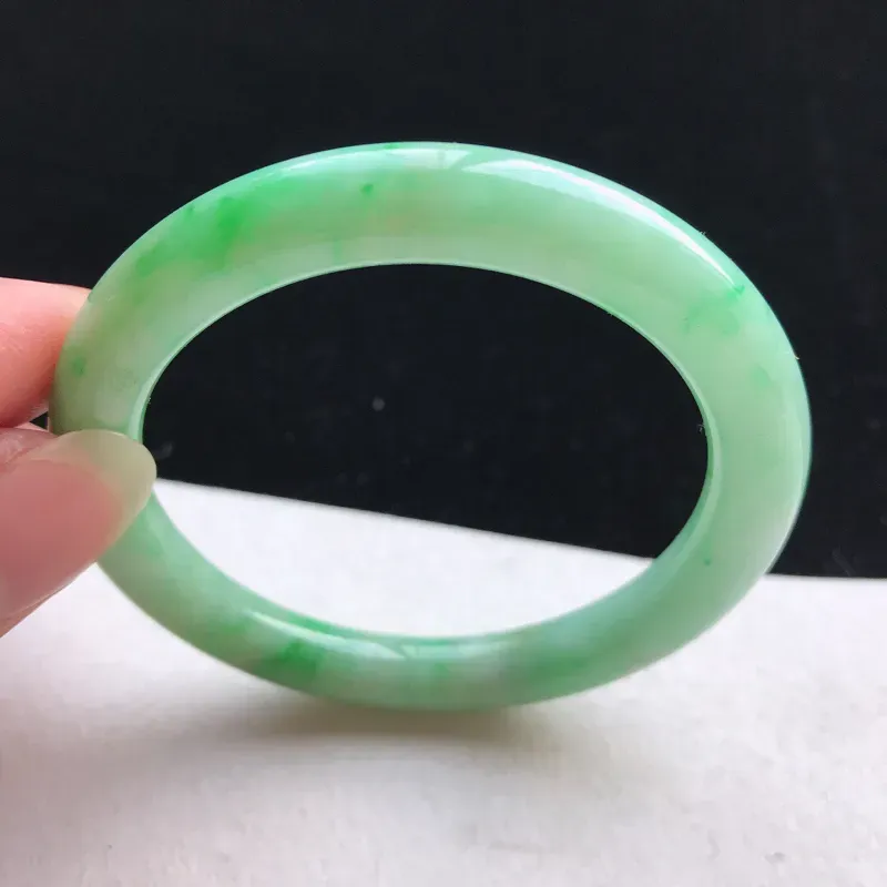 【圆条:54.3。老坑细糯种飘绿手镯。尺寸:54.3*8.8mm。天然翡翠A货。玉质细腻,佩戴清秀优雅。】图1