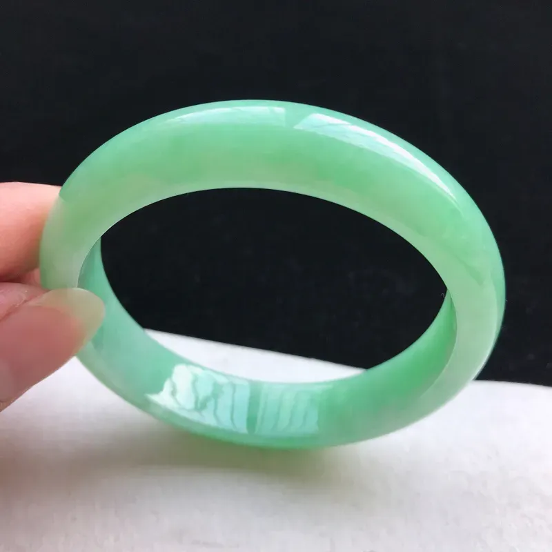【正圈:56。老坑细糯种满绿手镯。尺寸:56*13*7.5mm。天然翡翠A货。玉质细腻,佩戴清秀优雅。】图7