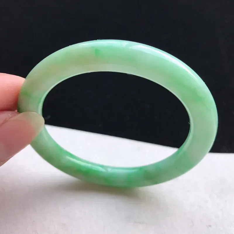 【圆条:54.3。老坑细糯种飘绿手镯。尺寸:54.3*8.8mm。天然翡翠A货。玉质细腻,佩戴清秀优雅。】图6