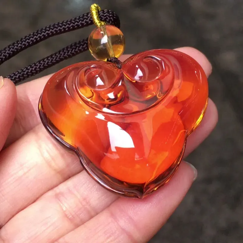 【天然缅甸琥珀精品血茶心形如意锁吊坠,🈚️杂裂冰🈚️瑕疵,形精致饱满,颜色红润,净水玻璃底,规格40/33/18mm/,除绳重15克】图4