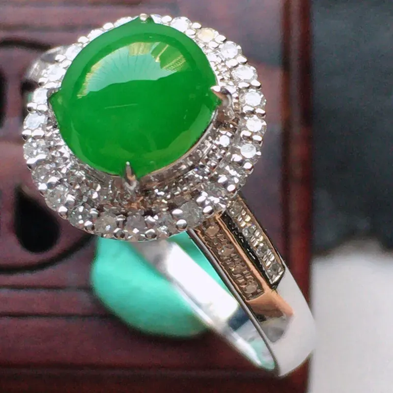 翡翠17圈18k金伴钻镶嵌满绿蛋面戒指，玉质莹润，佩戴佳品，内径：17.3mm（可免费改圈口大小），整体尺寸:10.4*9.8*7.8mm，裸石尺寸 ：6.6*6*3mm，重1.80克