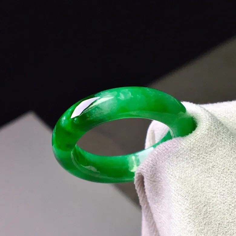 满绿指环，无纹无裂，水头足，色泽艳丽，尺寸5.2/3.8内径18.1.圈口17.2