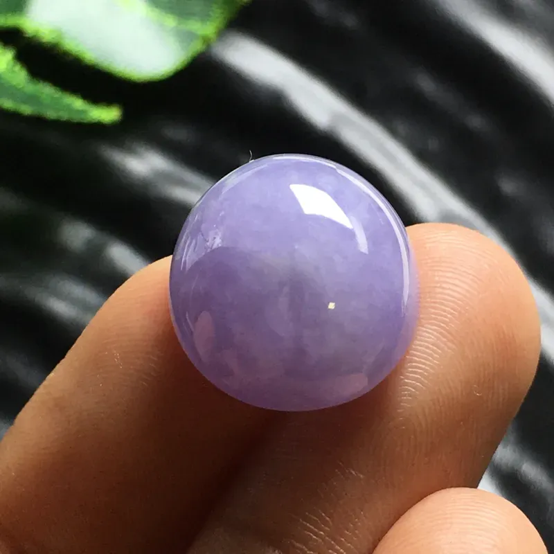 紫气蛋面裸石，底子细腻，色泽漂亮，干净起光，没有纹裂。可镶嵌成戒指。(实物淡一分)尺寸：17.4-15.6-10.1