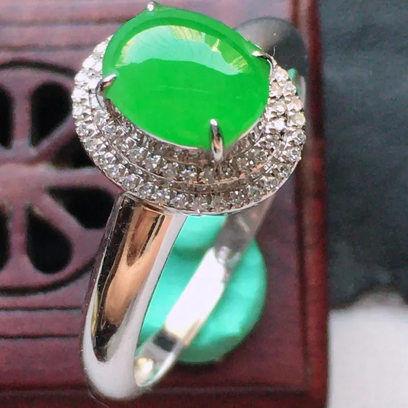 翡翠16圈18k金伴钻镶嵌满绿蛋面戒指，玉质莹润，佩戴佳品，内径：16.8mm（可免费改圈口大小），整体尺寸:10.2*8.5*8mm，裸石尺寸 ：6.9*5.6*4mm，重2.02克