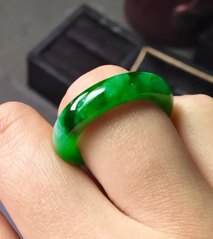 满绿指环，无纹无裂，水头足，色泽艳丽，尺寸5.2/3.8内径18.1.圈口17.2