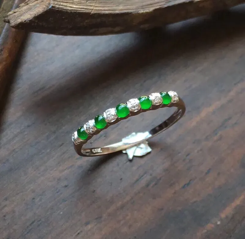 18K金伴钻石镶嵌冰种阳绿戒指，宝贝小巧可爱，可以做尾戒佩戴，一排加起来尺寸：16.5，单个蛋面2.1、内圈直径17。